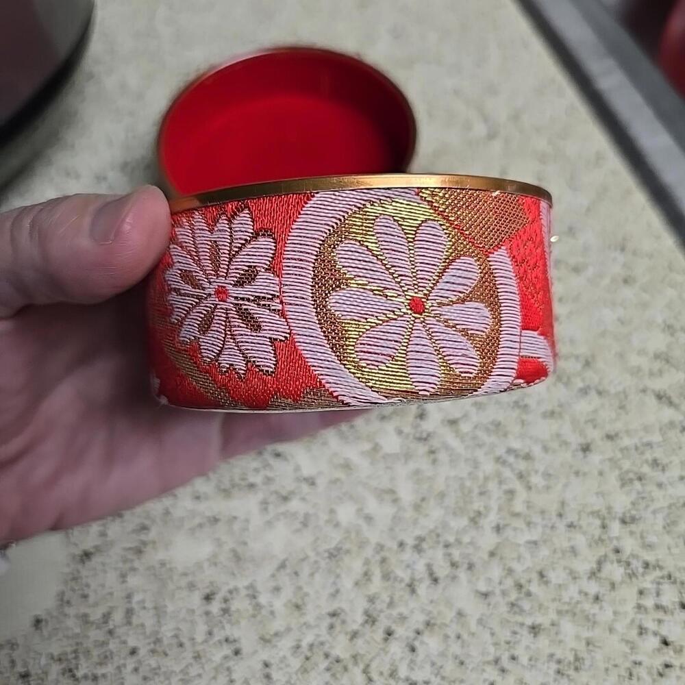 Japanese Kimono Fabric Trinket Box Vtg Round Padded Lid Komono Ire Red 4"×2" - Picture 7 of 15